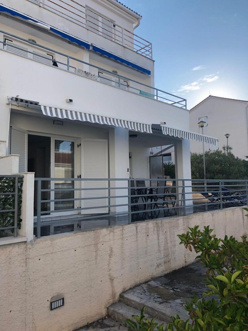 Apartman Ylli Nečujam Екстериор снимка