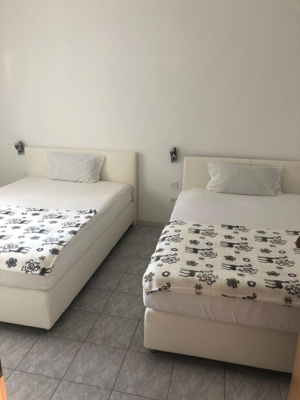 Apartman Ylli Nečujam Екстериор снимка