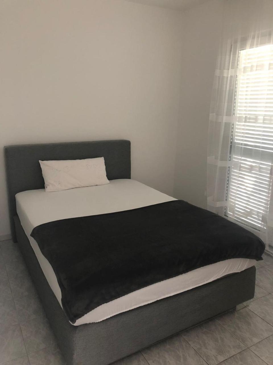 Apartman Ylli Nečujam Екстериор снимка