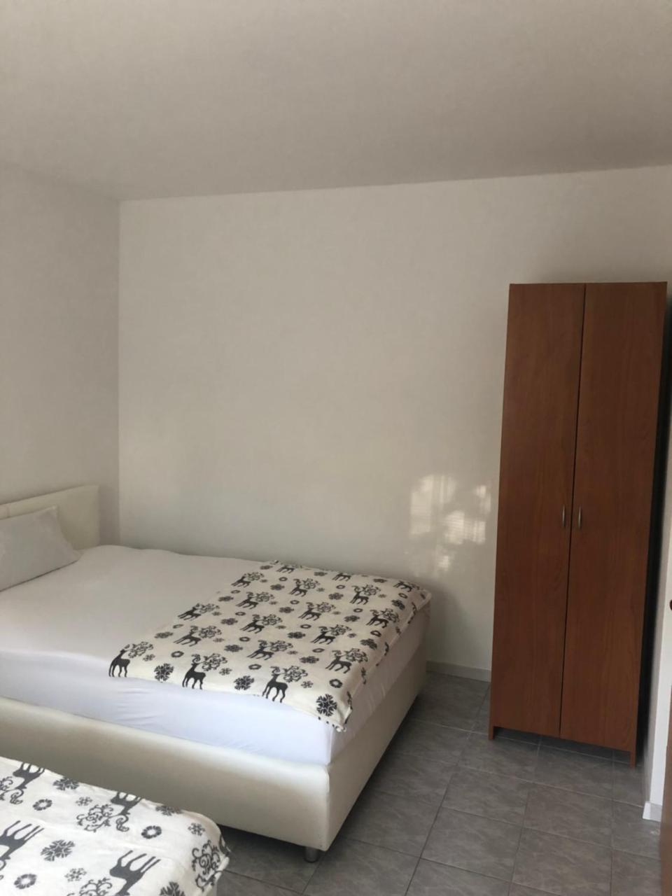 Apartman Ylli Nečujam Екстериор снимка